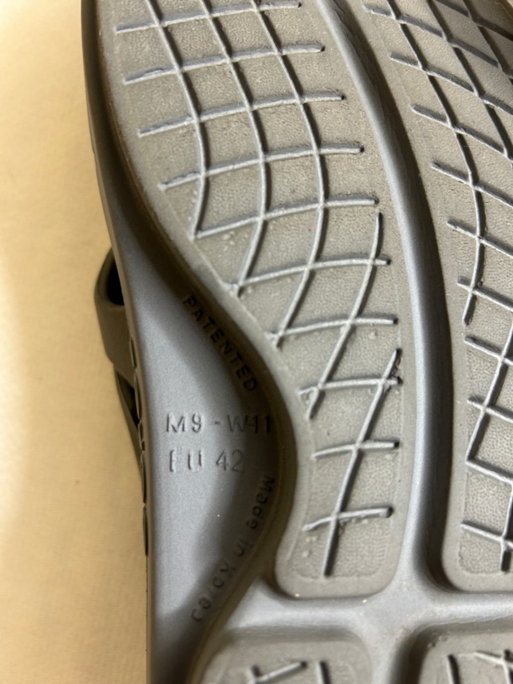 Oofos Ooriginal Gray Thong Recovery Sandals
Size M9 W11 - Picture 7 of 8